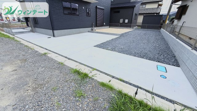 石岡市石岡3期　新築戸建の駐車場|駐車スペース3台分を確保。ご夫婦でそれぞれ車を所有しても安心の広さです。
