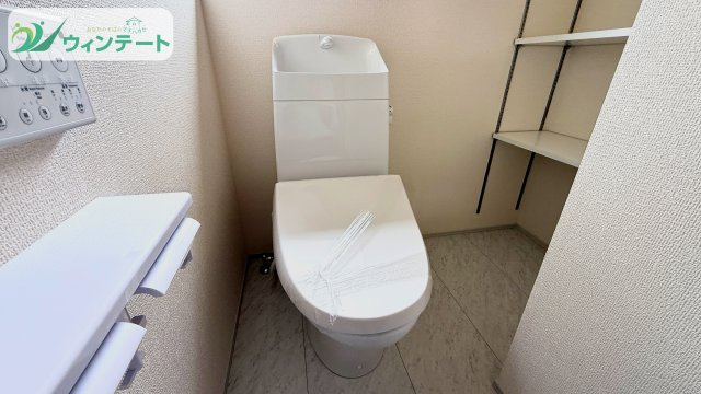 石岡市石岡3期　新築戸建のトイレ|温水洗浄便座付きで快適にご利用いただけます。落ち着いた色合いで清潔感あふれる空間です。