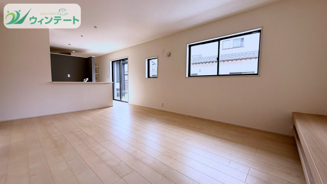 石岡市石岡3期　新築戸建の居間・リビング|対面キッチンからはリビング全体が見渡せ、小さなお子さまがいても安心。家族の絆を深める空間です。