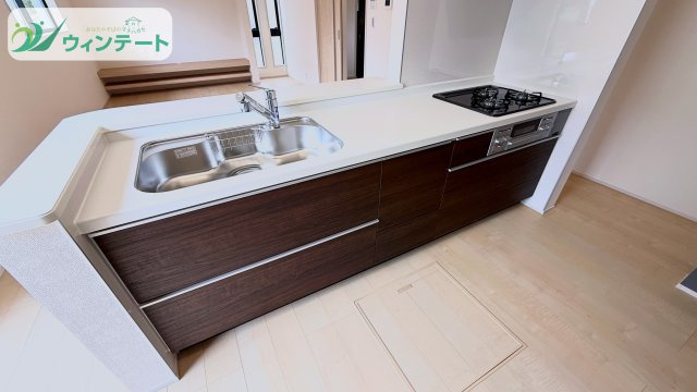 石岡市石岡3期　新築戸建のキッチン|使い勝手の良い対面キッチン。動線が短く効率的に家事ができるため、忙しい朝も快適に過ごせます。