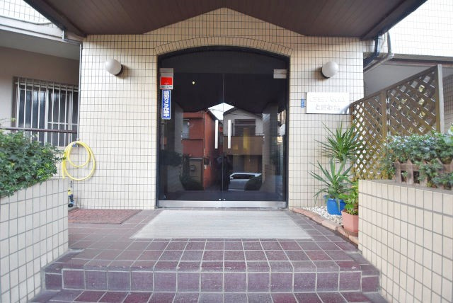 【エントランス】 | GSハイムときわ台 | お客様を、そして住人を出迎えてくれるマンションのエントランス。ゴミが落ちていないことからも、管理状態の良さや住民の節度の高さが見て取れます。～即日のご見学可能～　お問合せはお気軽にどうぞ。
