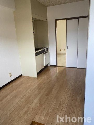 プラットホーム川端通りの内装|明るい色調の室内です