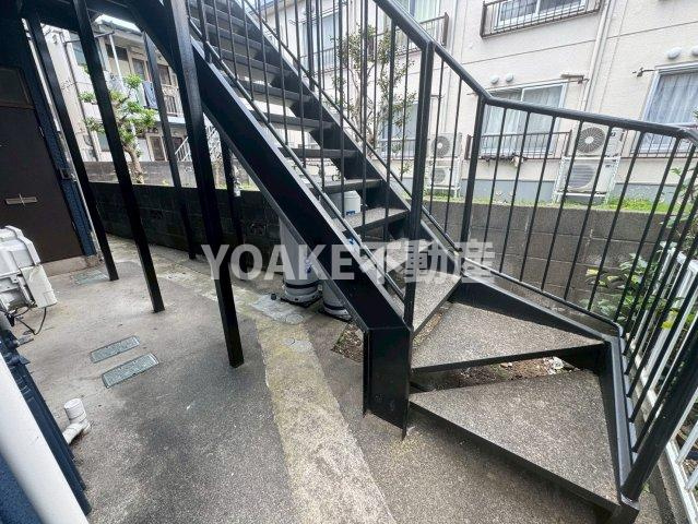 座間市相模が丘５丁目のアパートのエントランス