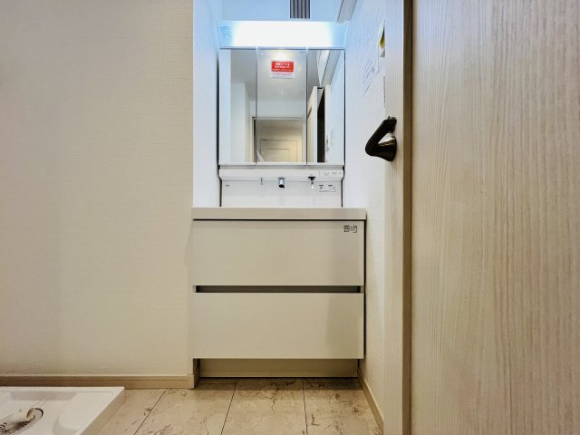 【独立洗面台】 | 杉並区阿佐谷南１丁目　新築戸建て　A号棟 | 【施工例】すっきり収納でき、毎日の身支度も快適な三面鏡洗面台