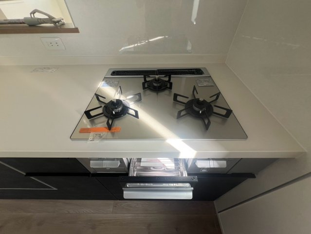 【キッチン】 | 杉並区阿佐谷南１丁目　新築戸建て　A号棟 | 複数の料理を同時に進められる、便利な三口ガスコンロ