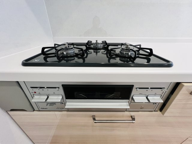 【キッチン】 | 杉並区阿佐谷南１丁目　新築戸建て　A号棟 | 【施工例】複数の料理を同時に進められる、便利な三口ガスコンロ