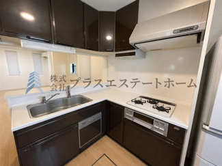 【キッチン】 | 灘区上河原通1丁目　戸建 | L字キッチンは効率的な調理が可能♪【背景に写り込んだ所有物を消去する画像加工を行っています】