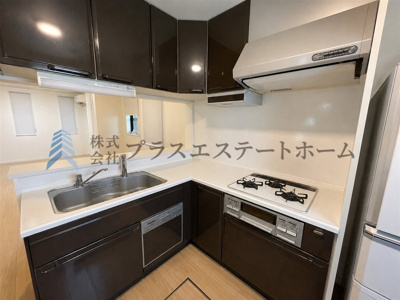 【キッチン】 | 灘区上河原通1丁目　戸建 | L字キッチンは効率的な調理が可能♪【背景に写り込んだ所有物を消去する画像加工を行っています】