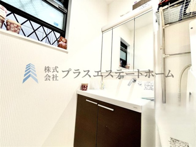 【独立洗面台】 | 灘区上河原通1丁目　戸建 | 鏡裏とボウル下に収納スペースがあり、散らかりがちな洗面所もすっきりとお使いいただけます
