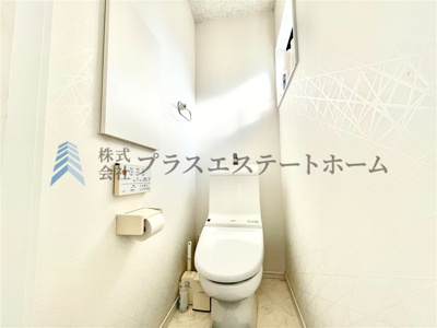 【トイレ】 | 灘区上河原通1丁目　戸建 | きれいをまもるせいけつトイレ♪お掃除はサッとひとふきで完了！ 少ない水で、汚れをしっかり洗い流します