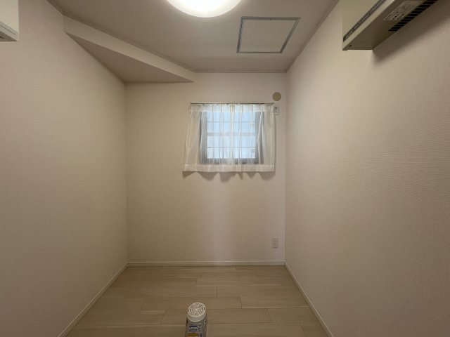 自宅でお店や事務所を欲しい方集まれ！！玄関２か所で区切られ、実質７ＬＤＫサイズのやりたい放題！！駐車場も３台分で多種多少に対応できる希少性がとんでもねぇ！！な、『港南区芹が谷１丁目』リフォーム戸建の洋室|ゆったりした洋室です
