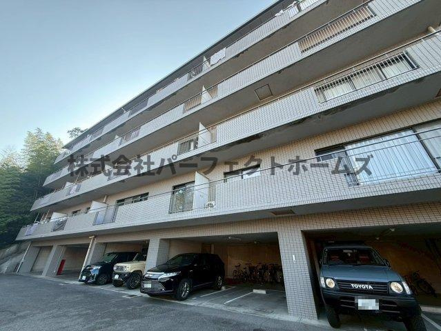 パークハイツ岡山手の駐車場|駐車場があるので、車を買う予定の方も安心です