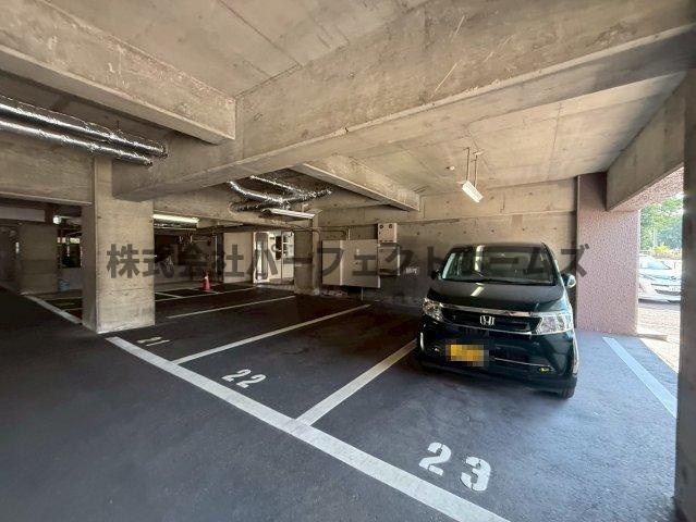 パークハイツ岡山手の駐車場|駐車場があるので、車を買う予定の方も安心です