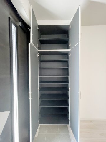 新築戸建・新築建売　郡山市並木1期　大島小・第五中の収納|上部までたっぷり収納できる玄関収納！棚の高さを変えられます！