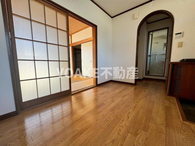 綾瀬市大上５丁目のアパートの居間・リビング