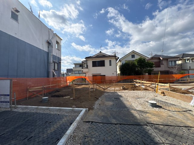 《仲介手数料半額》狭山市中央4丁目BLOOMING GARDEN全4棟　2号棟の前面道路含む現地写真