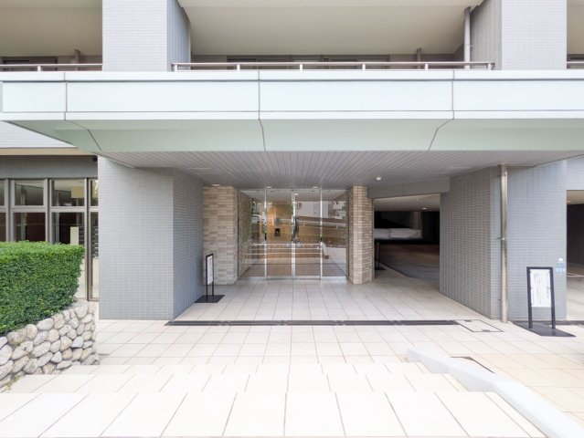 パークグラン西岡本のエントランス