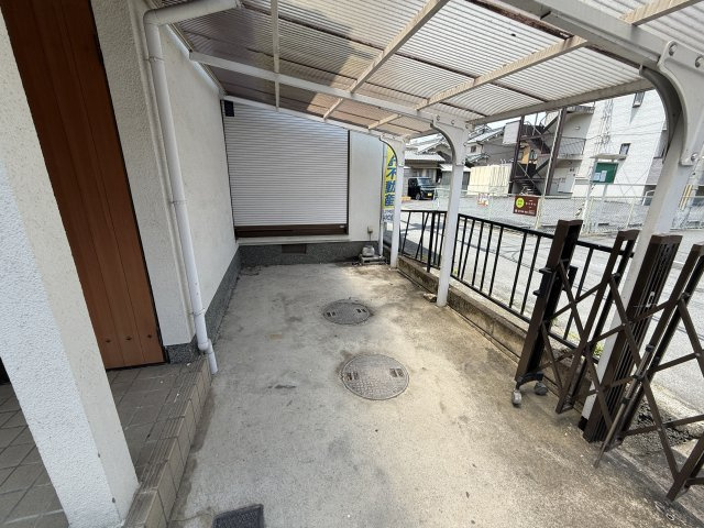 葛本町戸建の駐車場