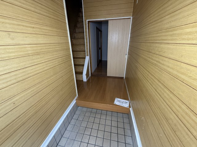 葛本町戸建の玄関