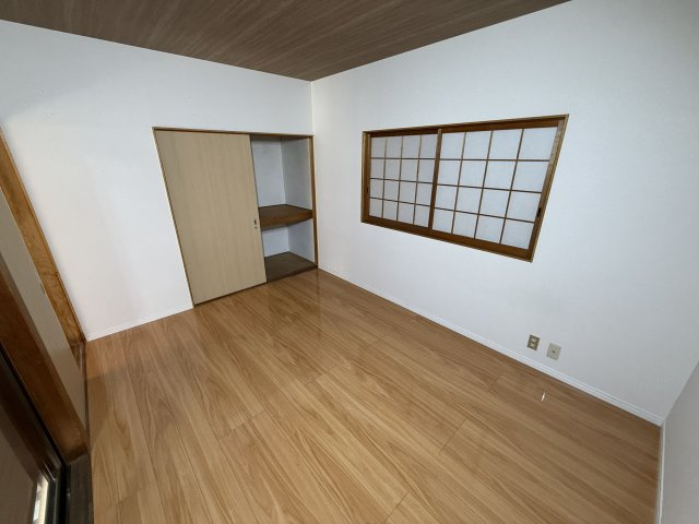葛本町戸建の洋室