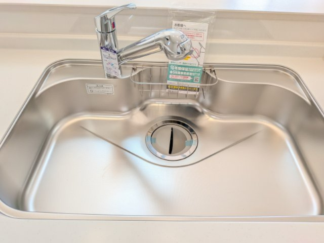 船橋市南三咲２丁目411番265　新築戸建て　A号棟のキッチン|大きな鍋やフライパンも洗いやすい深型のシンク。
泡や水ハネを抑える設計で、キッチン周りを汚しにくいのが魅力です。