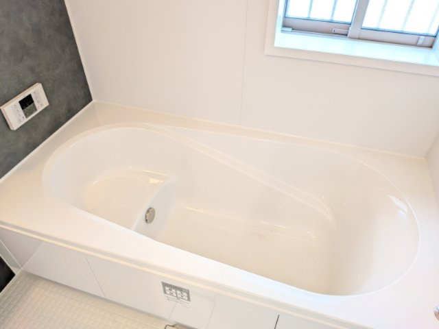 船橋市南三咲２丁目411番265　新築戸建て　A号棟の浴室|高断熱の浴槽で、追い焚きの回数を減らし光熱費を節約！
いつでもあたたかいお風呂に入れます。
冬場のヒートショック対策にも役立つ浴室暖房換気乾燥機付きです！