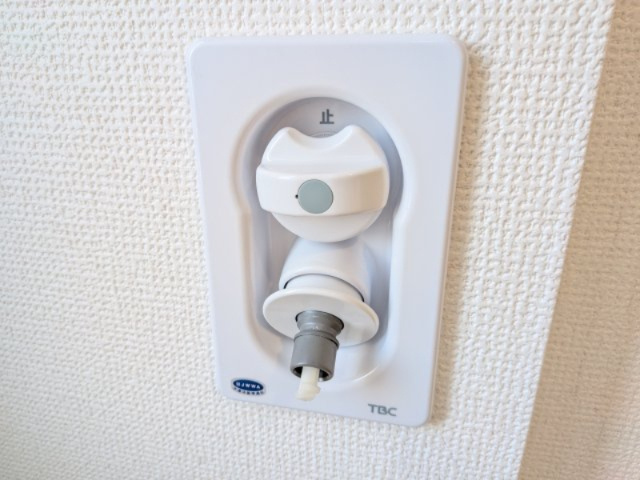 船橋市南三咲２丁目411番265　新築戸建て　A号棟の設備|壁にすっきり埋め込まれた専用水栓を採用。
ホースが外れても水が止まる緊急止水機能付きで、万が一の漏水事故も防ぐ安全設計です。