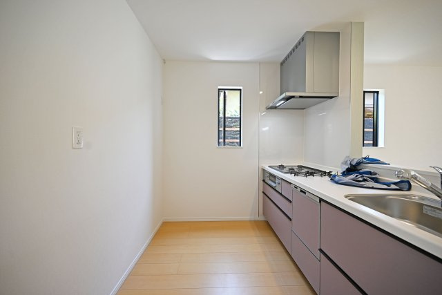 ハートフルタウン東園田町3丁目新築一戸建て全6区画│4LDK+駐車2台可 のキッチン|キッチン後ろのスペースも広く、ご入居後に設置するカップボードの幅も広がります。特にLDKが広い住宅の場合はカップボードなどのメインインテリアを大きくするとバランスが良くなります。