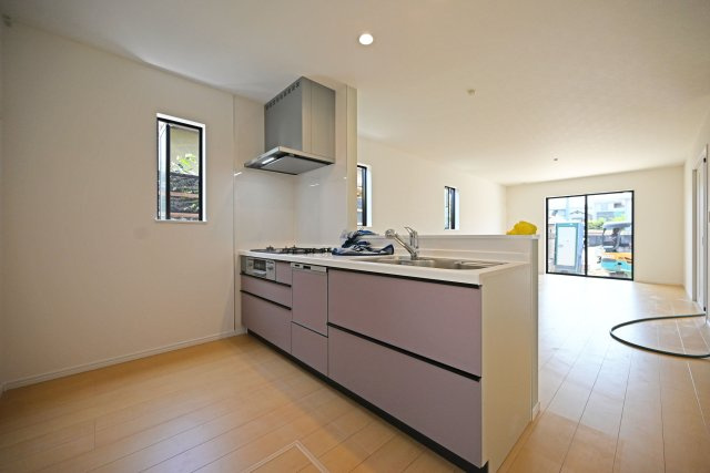 ハートフルタウン東園田町3丁目新築一戸建て全6区画│4LDK+駐車2台可 のキッチン|1階キッチンユニット越しに撮影した内観写真です。 キッチンに小窓が設けており、調理で煙だらけになってもすぐに換気できます。