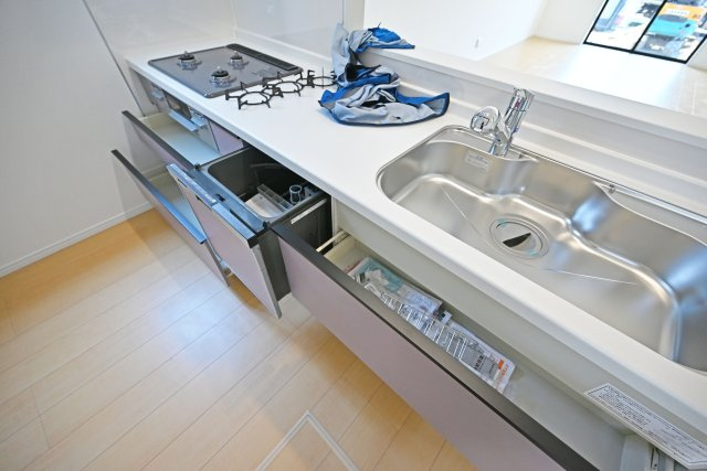 ハートフルタウン東園田町3丁目新築一戸建て全6区画│4LDK+駐車2台可 のキッチン|調理台下いっぱいに収納を設け、包丁のホルダーや調味料専用の引き出しも備えています。本分譲地は食洗機付です。
