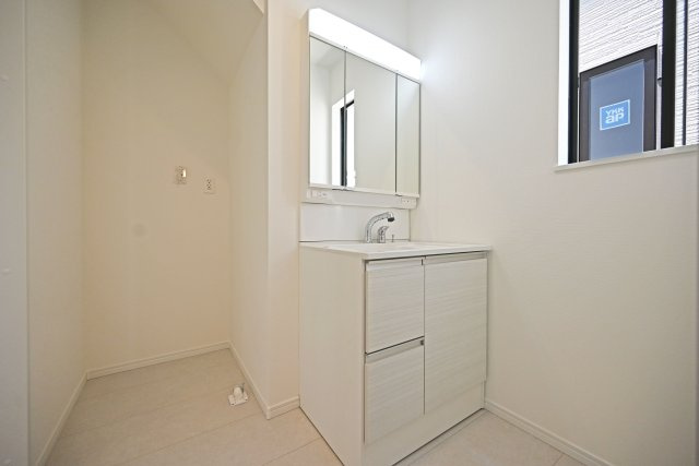 ハートフルタウン東園田町3丁目新築一戸建て全6区画│4LDK+駐車2台可 の独立洗面台|1階洗面台は3面鏡裏収納付きのドレッサーを採用しています。小窓も設けているため、電気乾燥機等によりこもる湿気もしっかり排出できます。