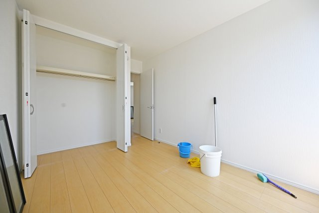 ハートフルタウン東園田町3丁目新築一戸建て全6区画│4LDK+駐車2台可 の収納|-主寝室(2F)- 
収納庫内には枕棚とハンガーレールを配置しています。