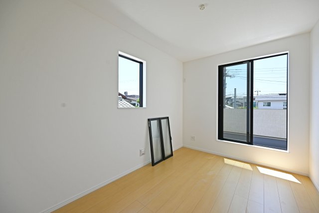 ハートフルタウン東園田町3丁目新築一戸建て全6区画│4LDK+駐車2台可 の子供部屋|-洋室5.53帖(2F)-
お子様のお部屋にも適した、明るく快適な洋室です。