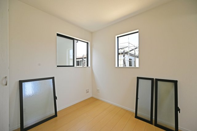 ハートフルタウン東園田町3丁目新築一戸建て全6区画│4LDK+駐車2台可 の洋室|-洋室4.5帖(2F)-
住まう方のライフスタイルに合わせて自由に使えるお部屋です。
