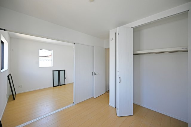 ハートフルタウン東園田町3丁目新築一戸建て全6区画│4LDK+駐車2台可 の収納|-洋室4.5帖(2F)-
各居室に収納を完備しており、お部屋を広くお使いいただけます。
