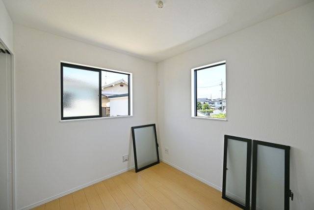 ハートフルタウン東園田町3丁目新築一戸建て全6区画│4LDK+駐車2台可 の洋室|-洋室4.84帖(2F)-
2階の洋室は2面採光で明るく開放的。全居室2面採光の心地よい住まいです
