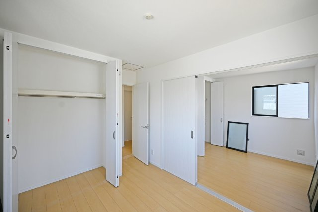 ハートフルタウン東園田町3丁目新築一戸建て全6区画│4LDK+駐車2台可 の収納|-洋室4.84帖(2F)-
収納付きでお部屋をすっきり使えます。間仕切りを開放すれば、隣室と一体の広々とした空間として利用可能です。