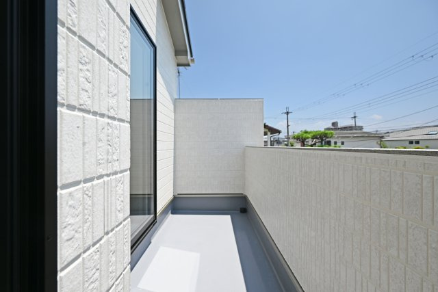 ハートフルタウン東園田町3丁目新築一戸建て全6区画│4LDK+駐車2台可 のバルコニー|2階南面バルコニーには奥行きがあってたくさんの洗濯物を干すことができます