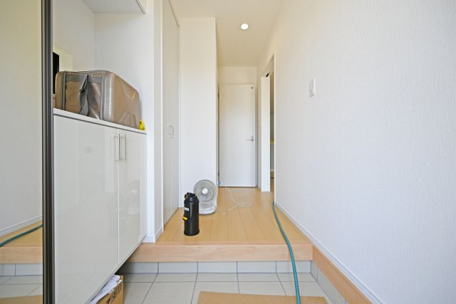 ハートフルタウン東園田町3丁目新築一戸建て全6区画│4LDK+駐車2台可 の玄関|1階玄関に入ってすぐの内観写真です。 玄関スペースには写真や絵画、観葉植物などを飾ることができ、住まいの第一印象を華やかに演出できる空間です。