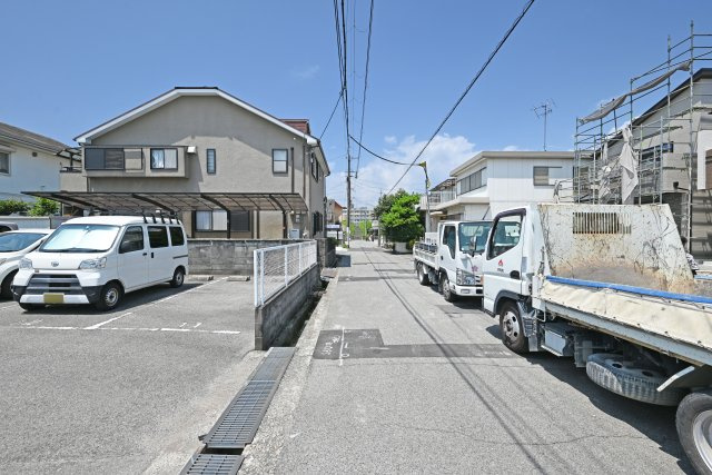ハートフルタウン東園田町3丁目新築一戸建て全6区画│4LDK+駐車2台可 の前面道路含む現地写真|南側道路幅員幅は約5.0ｍ幅です。前面道路が広く駐車や車の出入りもスムーズです。
