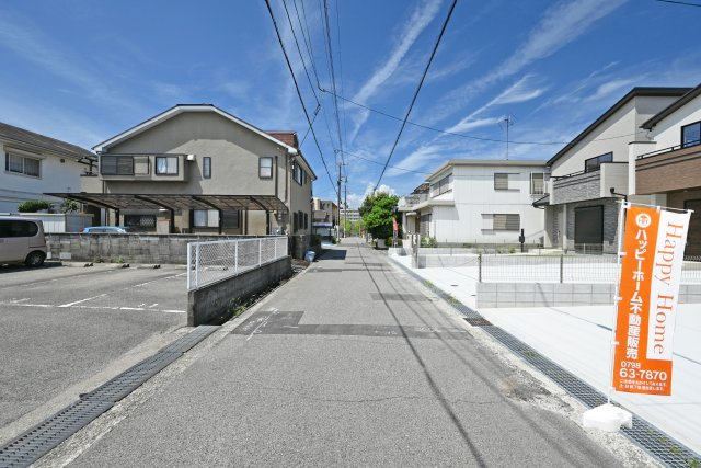 ハートフルタウン東園田町3丁目新築一戸建て全6区画│4LDK+駐車2台可 の前面道路含む現地写真|南側道路幅員幅は約5.0ｍ幅です。前面道路が広く駐車や車の出入りもスムーズです。