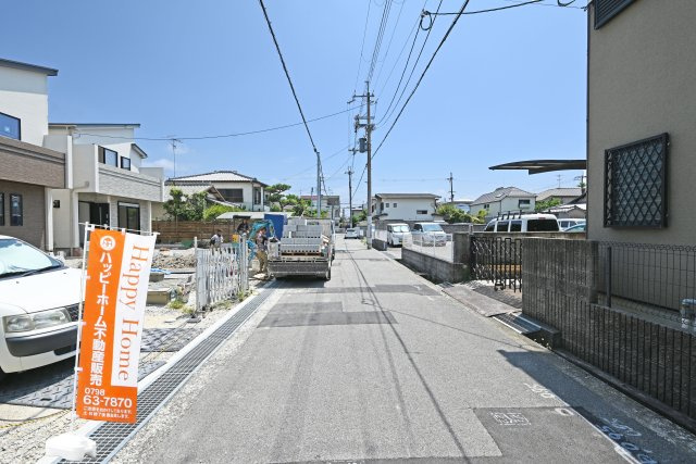 ハートフルタウン東園田町3丁目新築一戸建て全6区画│4LDK+駐車2台可 の前面道路含む現地写真|南側道路幅員幅は約5.0ｍ幅です。前面道路が広く駐車や車の出入りもスムーズです。