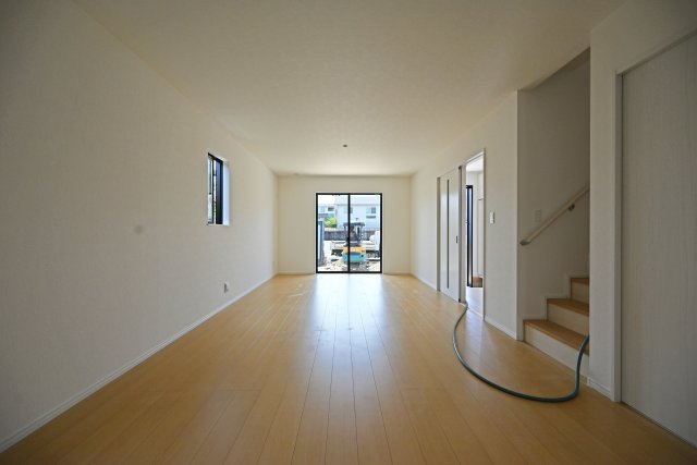 ハートフルタウン東園田町3丁目新築一戸建て全6区画│4LDK+駐車2台可 の居間・リビング|陽光と風をたっぷり取り込める開放感あふれる空間です。明るく居心地の良い室内は、ご家族が自然と集まり、ゆったりとした団らんの時間をお楽しみいただけます。
