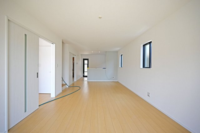 ハートフルタウン東園田町3丁目新築一戸建て全6区画│4LDK+駐車2台可 の居間・リビング|悠々とした広さを確保した空間に、多方向に設けた窓から光が差し込み、明るくのびやかなライフシーンを演出。明るく爽やかな暮らしを育めます。