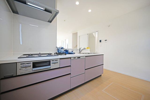 ハートフルタウン東園田町3丁目新築一戸建て全6区画│4LDK+駐車2台可 のキッチン|1階キッチンの奥側から撮影した内観写真です。 キッチンは食洗機付きシステムキッチンを導入しています。