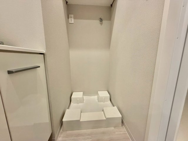 大久保ハウスのランドリースペース|洗濯機置き場上に便利な棚を設置！

現地ご見学希望・資料請求などお気軽にお問い合わせ下さい！
03-5990-5201