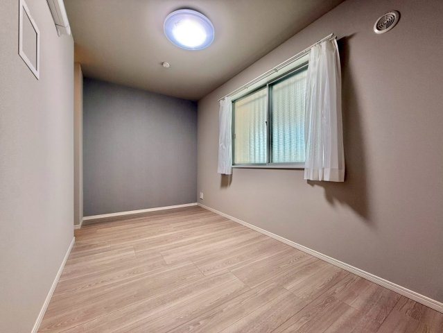 大久保ハウスの洋室|白を基調としたお部屋は光を反射するため、お部屋が明るく美しく見えますね！

現地ご見学希望・資料請求などお気軽にお問い合わせ下さい！
03-5990-5201
