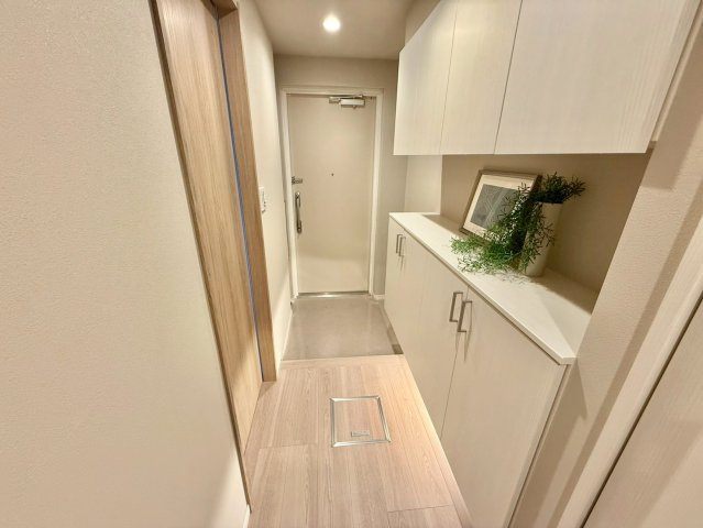 大久保ハウスの玄関|あると便利なニッチを設置！家族の思い出写真を飾ったり、玄関の鍵を置くスペースとしても活用できます。

現地ご見学希望・資料請求などお気軽にお問い合わせ下さい！
03-5990-5201