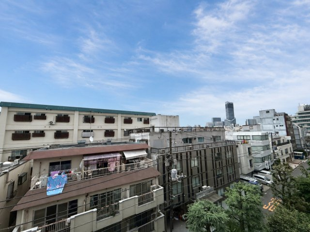 大久保ハウスの展望|東向きのバルコニーのため、毎日朝日が差し込みます。気持ちの良い朝を迎えることができますね！

現地ご見学希望・資料請求などお気軽にお問い合わせ下さい！
03-5990-5201