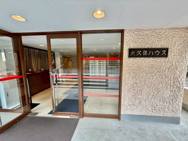 大久保ハウスのエントランス|「大久保」駅から徒歩3分の好立地

現地ご見学希望・資料請求などお気軽にお問い合わせ下さい！
03-5990-5201